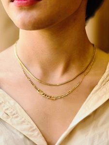 راهنمای استفاده از گردنبند طلا؛ نکاتی برای زیبایی و ماندگاری بیشتر
